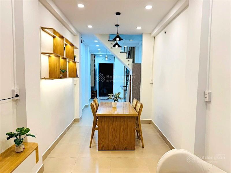 3 tháng 2  quận 10  2 mặt hẻm xe hơi  full nội thất  31m  2 tầng btct  chỉ 5tỷ9