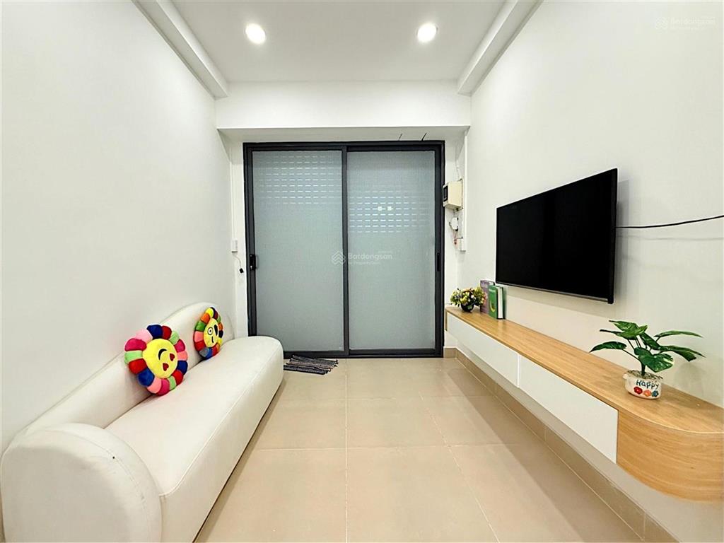 3 tháng 2  quận 10  2 mặt hẻm xe hơi  full nội thất  31m  2 tầng btct  chỉ 5tỷ9