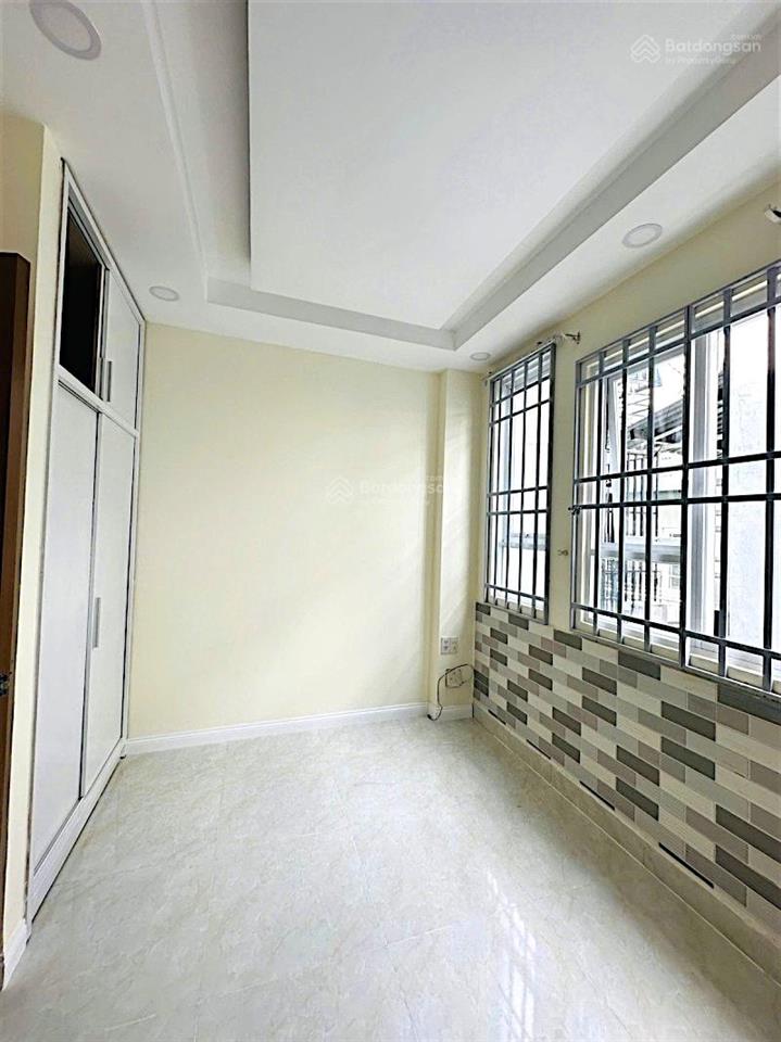 Sư vạn hạnh q5  đối diện ks windsor  nhà mới 3 tầng  sân riêng  chỉ 3tỷ75