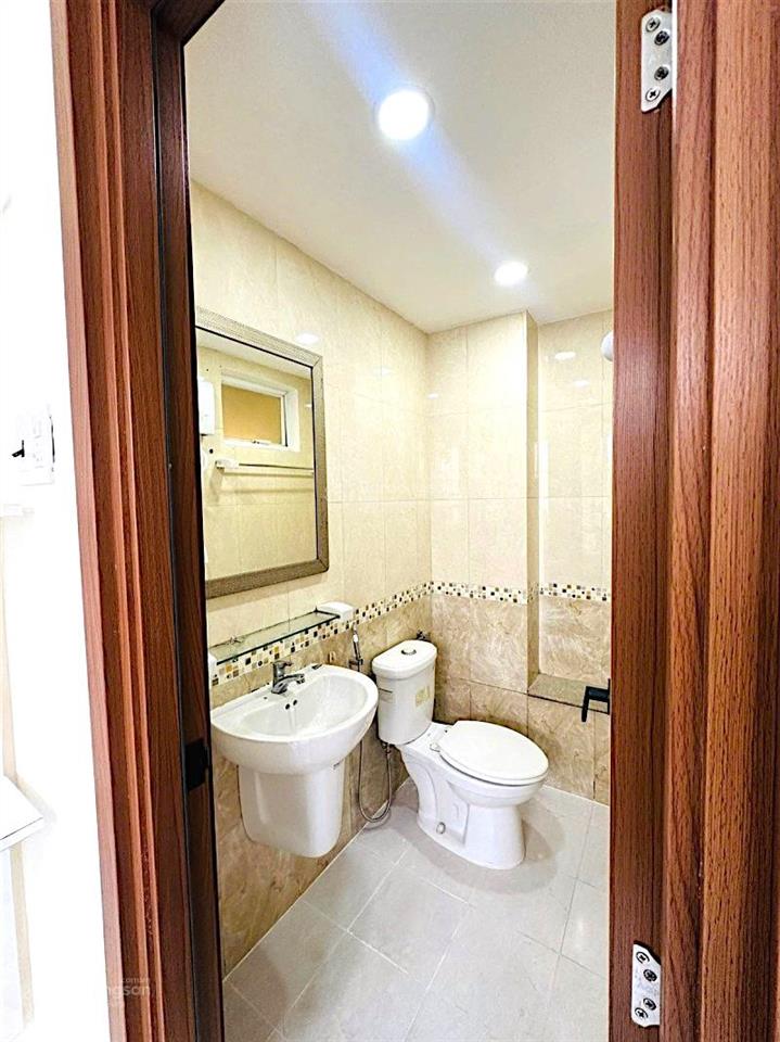 Sư vạn hạnh q5  đối diện ks windsor  nhà mới 3 tầng  sân riêng  chỉ 3tỷ75