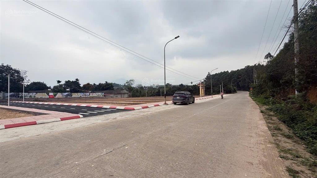 Trên tỷ lô đất hơn 200m2 tại gần uỷ ban xã suối hai, đường vào to rộng, ở hay xây cho thuê ven đô