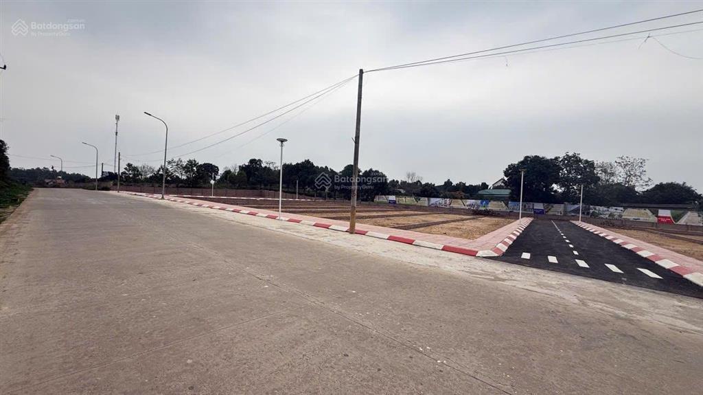 Trên tỷ lô đất hơn 200m2 tại gần uỷ ban xã suối hai, đường vào to rộng, ở hay xây cho thuê ven đô