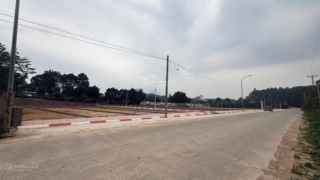 Trên tỷ lô đất hơn 200m2 tại gần uỷ ban xã suối hai, đường vào to rộng, ở hay xây cho thuê ven đô
