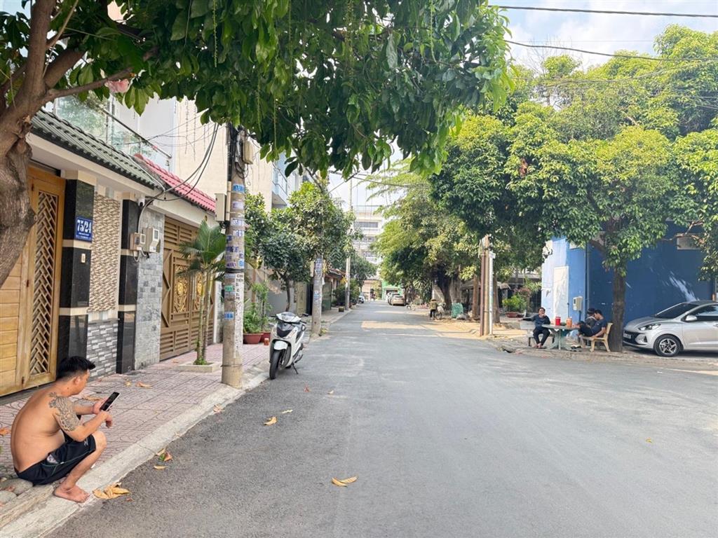 Bán nhà 4tầng view công viên đường 8m  dân trí cao gần nhà thi đấu đa năng quận12 hiếm có giá hời