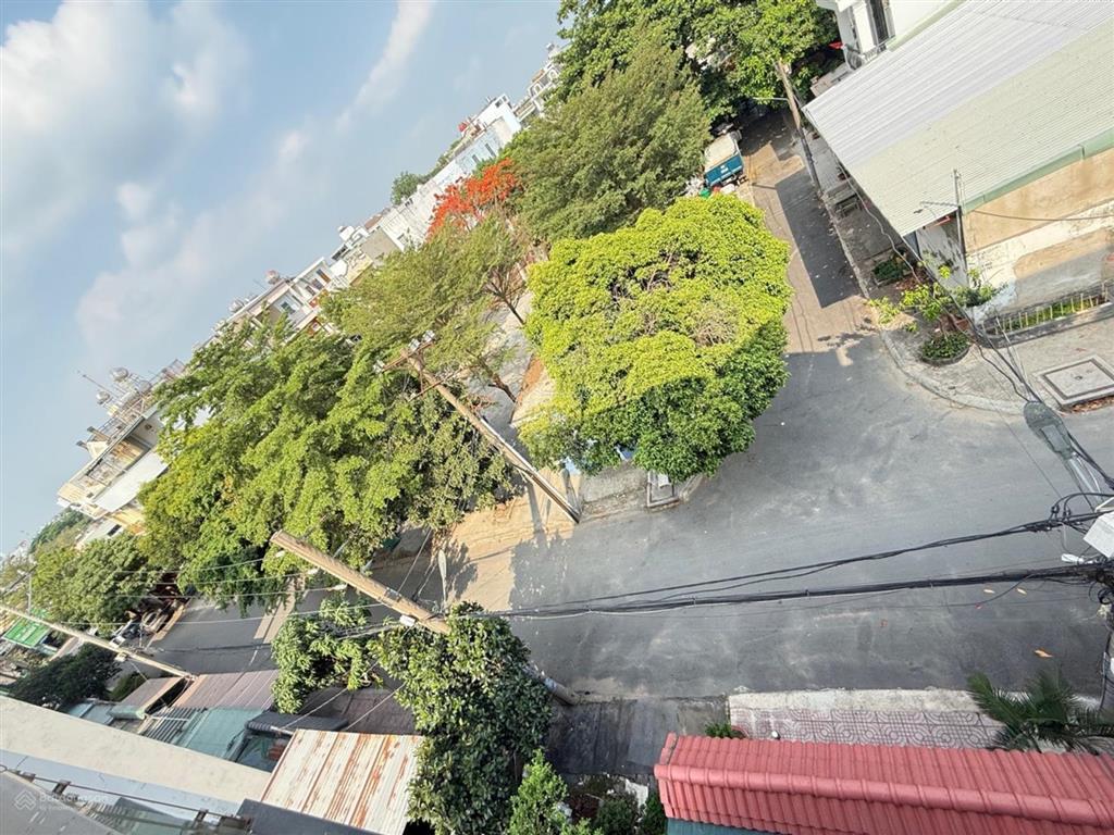 Bán nhà 4tầng view công viên đường 8m  dân trí cao gần nhà thi đấu đa năng quận12 hiếm có giá hời
