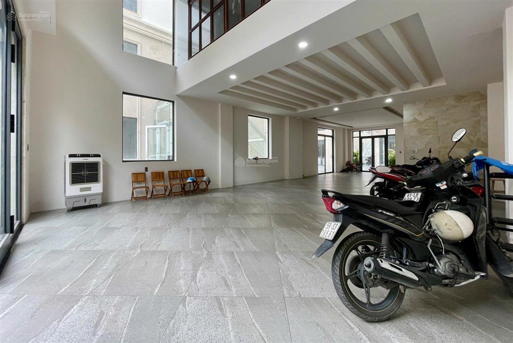 Tầng trệt 7x22m (120m2) không gian thoáng, ánh sáng tốt, có t. máy, máy lạnh, hầm xe rộng. giá 20tr