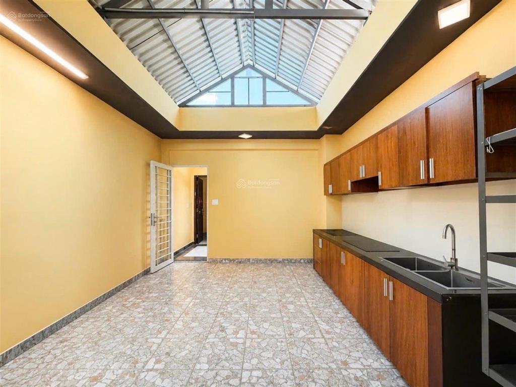 3 tầng btct, dt 60m² (4,2 x 14) vuông a4, sát mặt tiền đường lớn, shr, hoàn công đầy đủ
