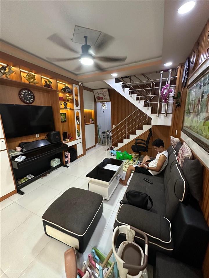 2 tầng nguyễn xí, 2pn, 40m2, sát hẻm xe hơi, shr, công chứng ngay