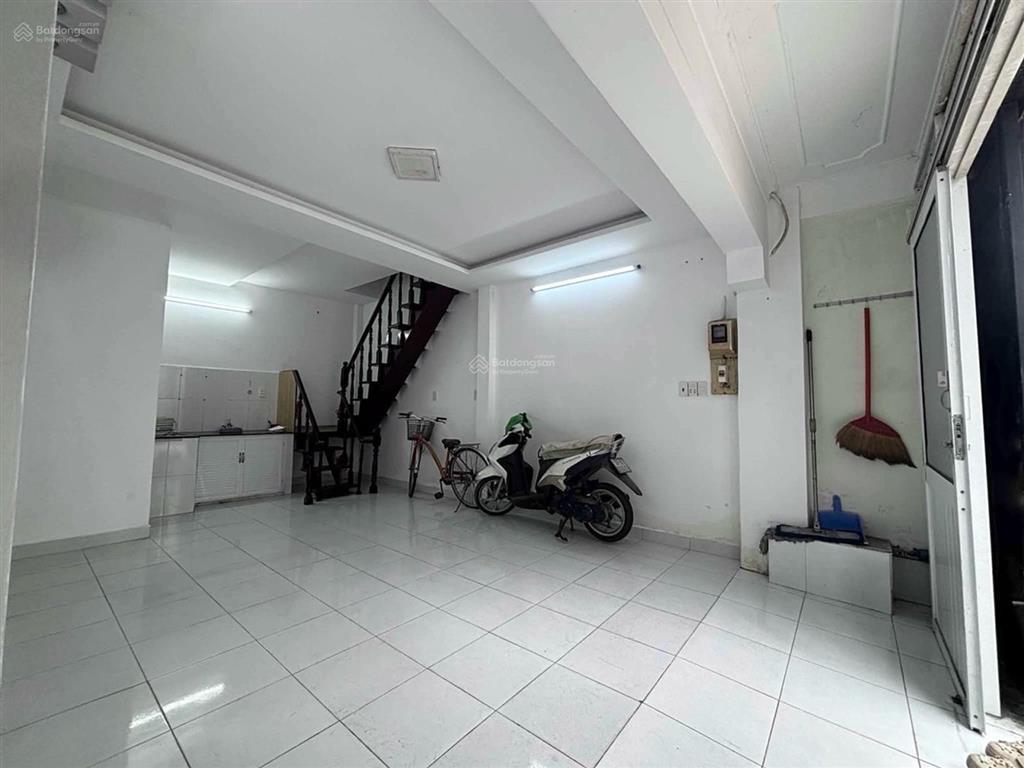 Ngợp,mặt tiền hẻm xe hơi,thuận tiện mua bán kinh doanh mọi nghành nghề,ngang 4.3m,shr,chỉ 5.6t tl