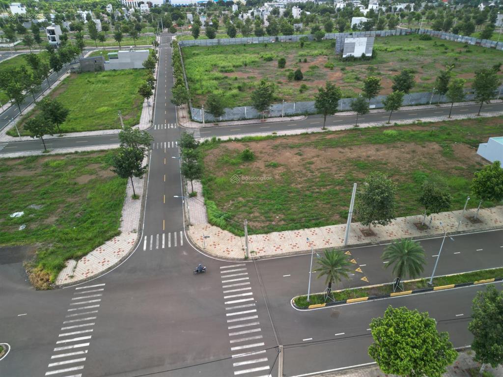 Lô đất hiếm nằm giữa 2 ngã tư cách đường 32m chỉ vài bước chân mà giá chỉ hơn 1 tỷ