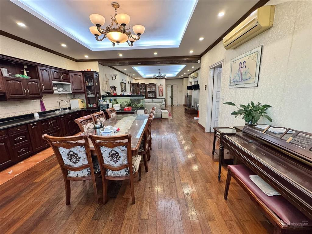 Bán căn hộ chung cư 57 láng hạ, 178m2, 3 ngủ, 2wc, view phố, full nội thất, slot ô tô, về ở luôn!