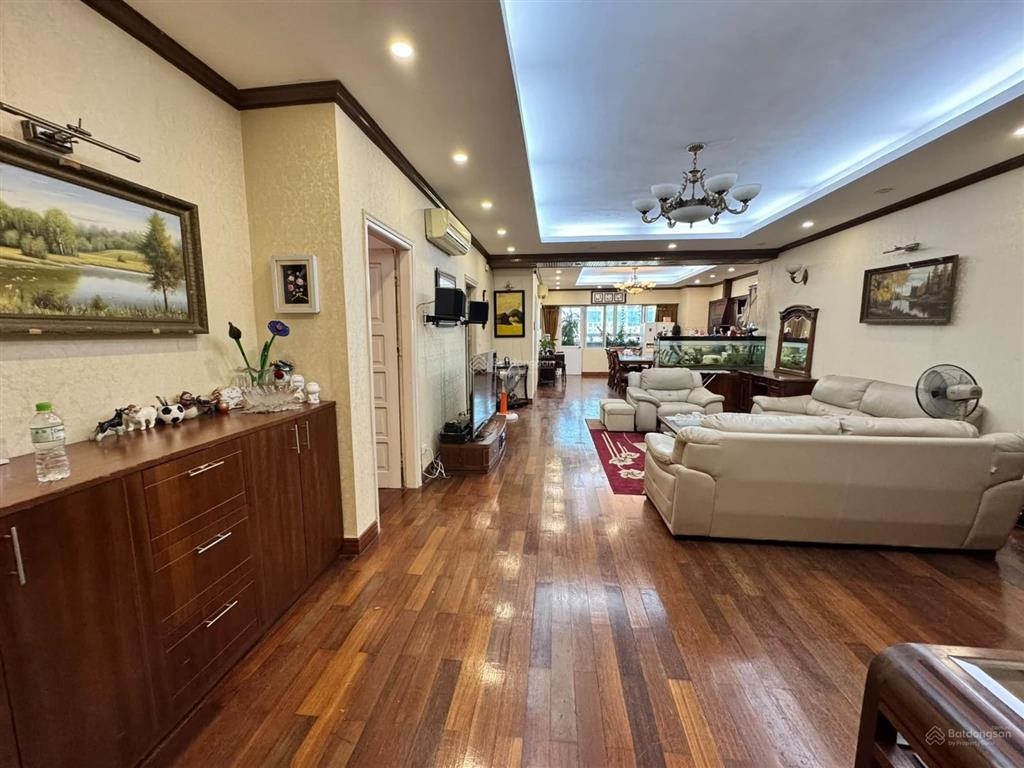 Bán căn hộ chung cư 57 láng hạ, 178m2, 3 ngủ, 2wc, view phố, full nội thất, slot ô tô, về ở luôn!
