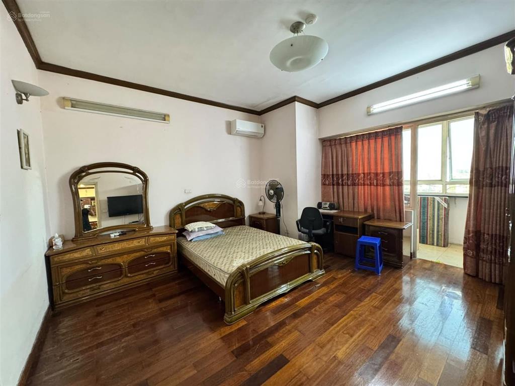 Bán căn hộ chung cư 57 láng hạ, 178m2, 3 ngủ, 2wc, view phố, full nội thất, slot ô tô, về ở luôn!