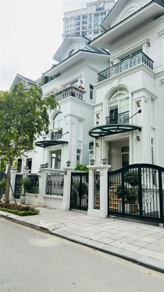 Bán biệt thự võ chí công gần kđt starlake, 136m2, 5t, mt 8.5m, thiết kế châu âu, sổ hồng lâu dài!