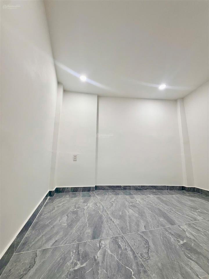 Bán nhà mới 2 pn sát hẻm xe hơi đường lạc long quân phường 5 quận 11