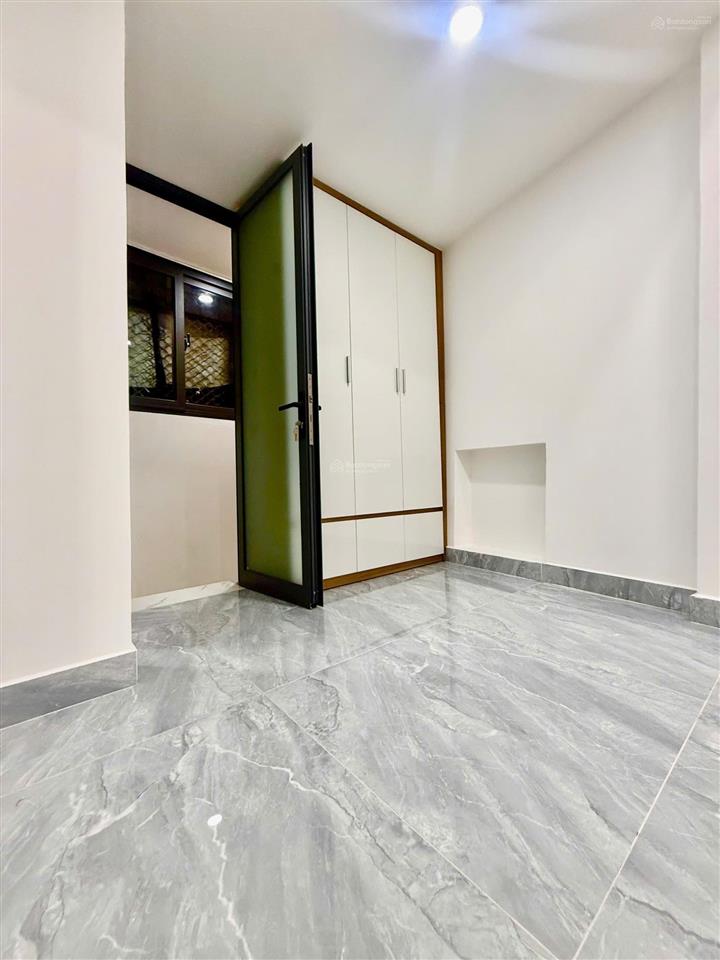 Bán nhà mới 2 pn sát hẻm xe hơi đường lạc long quân phường 5 quận 11