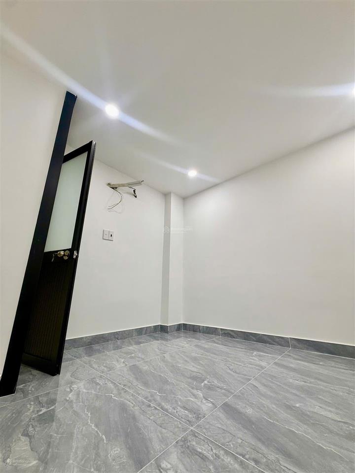 Bán nhà mới 2 pn sát hẻm xe hơi đường lạc long quân phường 5 quận 11