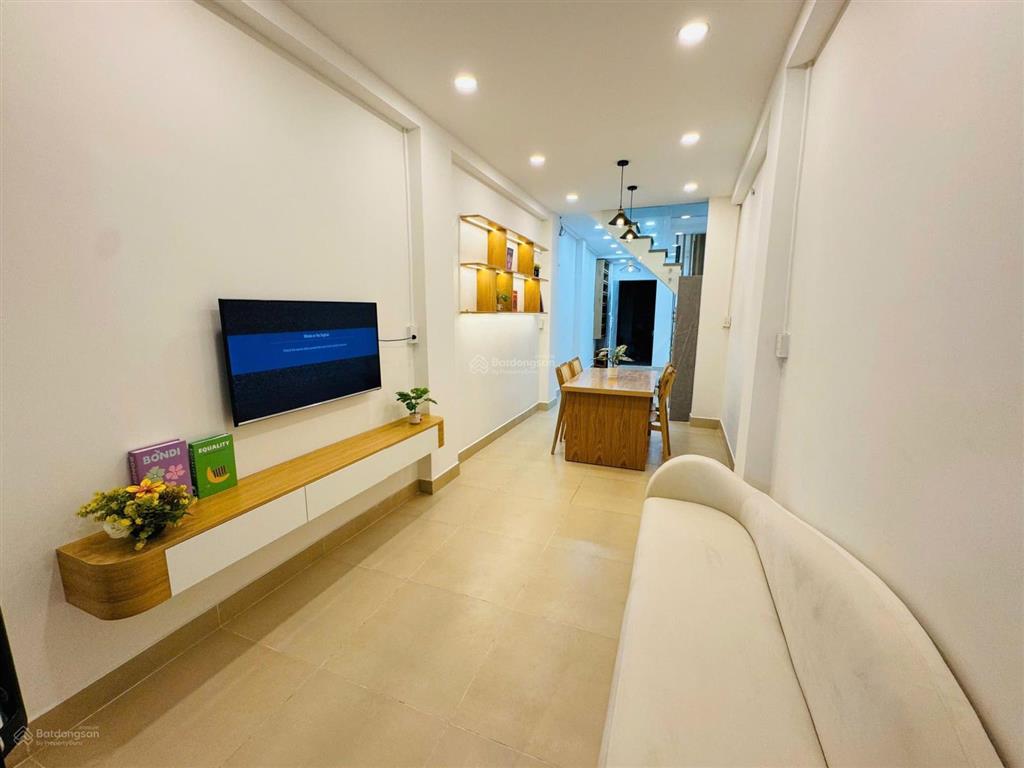 Bán nhà 2 tầng hẻm xe hơi đường ba tháng hai phường 14 quận 10