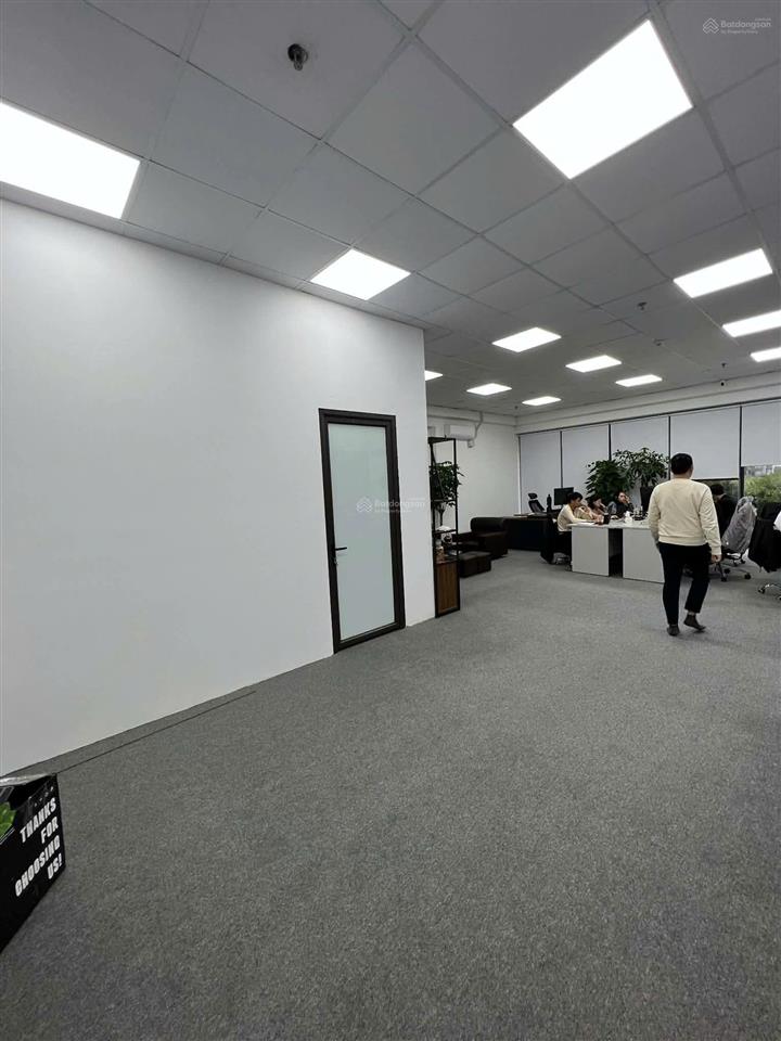 Chính chủ cần cho thuê căn góc 83m2 văn phòng full nt tầng 2 vinhome green bay   0988 415 ***