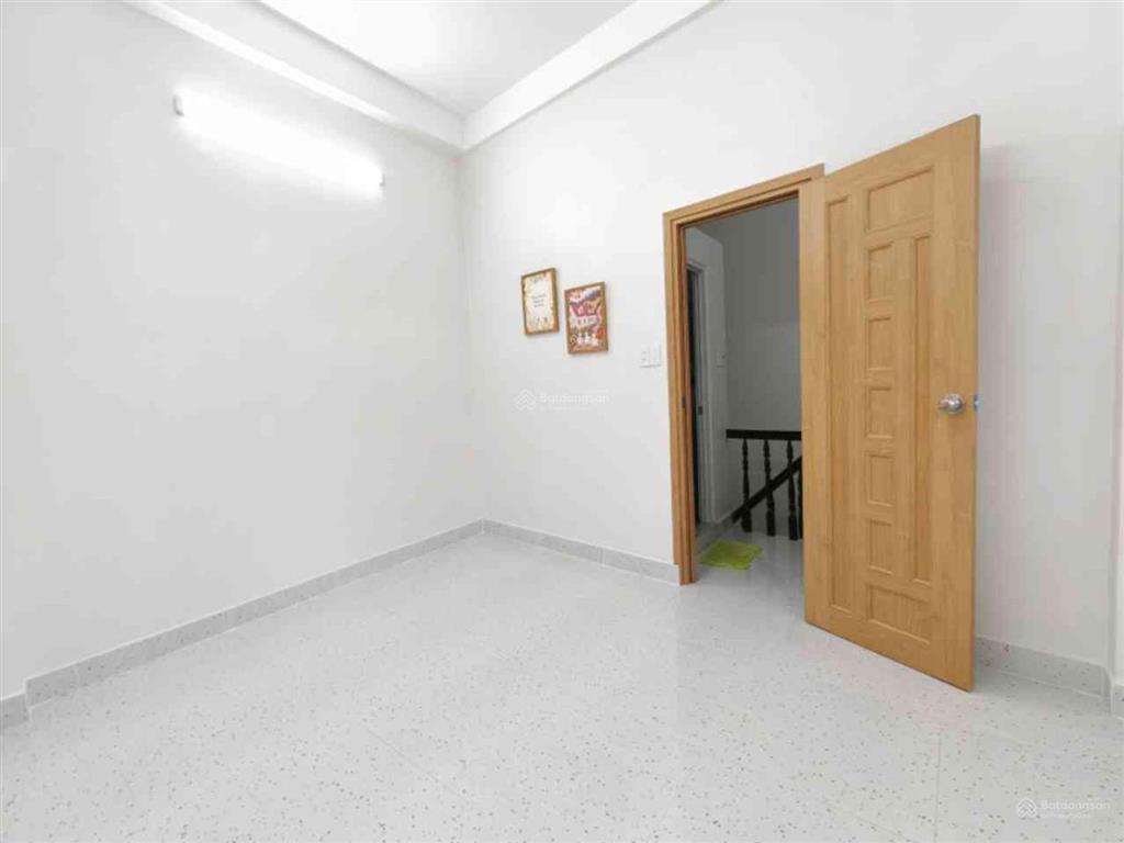 Lạc long quân  nhà đẹp ở ngay  3 tầng btct  nhỉnh 4 tỷ (tl)