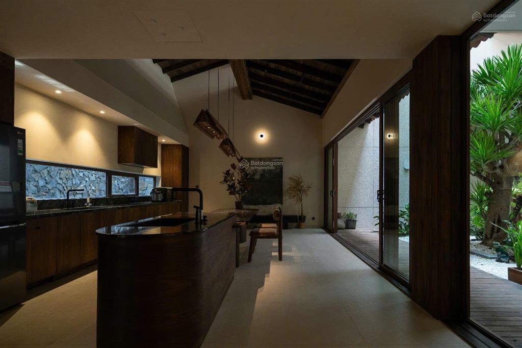 Cần bán biệt thự villa nghỉ dưỡng đường lê mạnh trinh sát biển mỹ khê 200m dt 234m²
