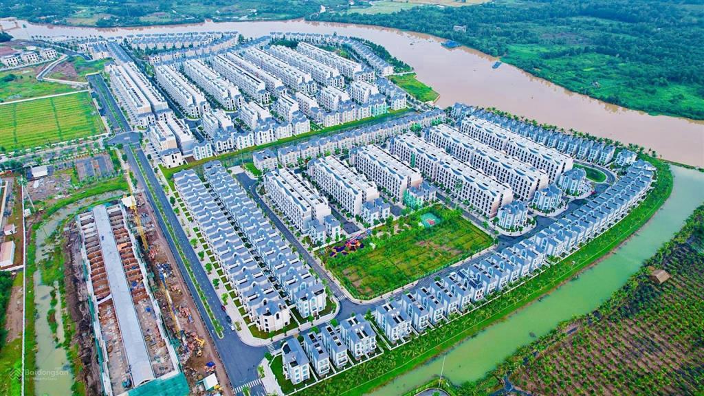 Bán gấp mt nxlp dt 184m2 giá 42 tỷ vị trí sát d2a, hồ sơ đầy đủ có thể giao dịch ngay