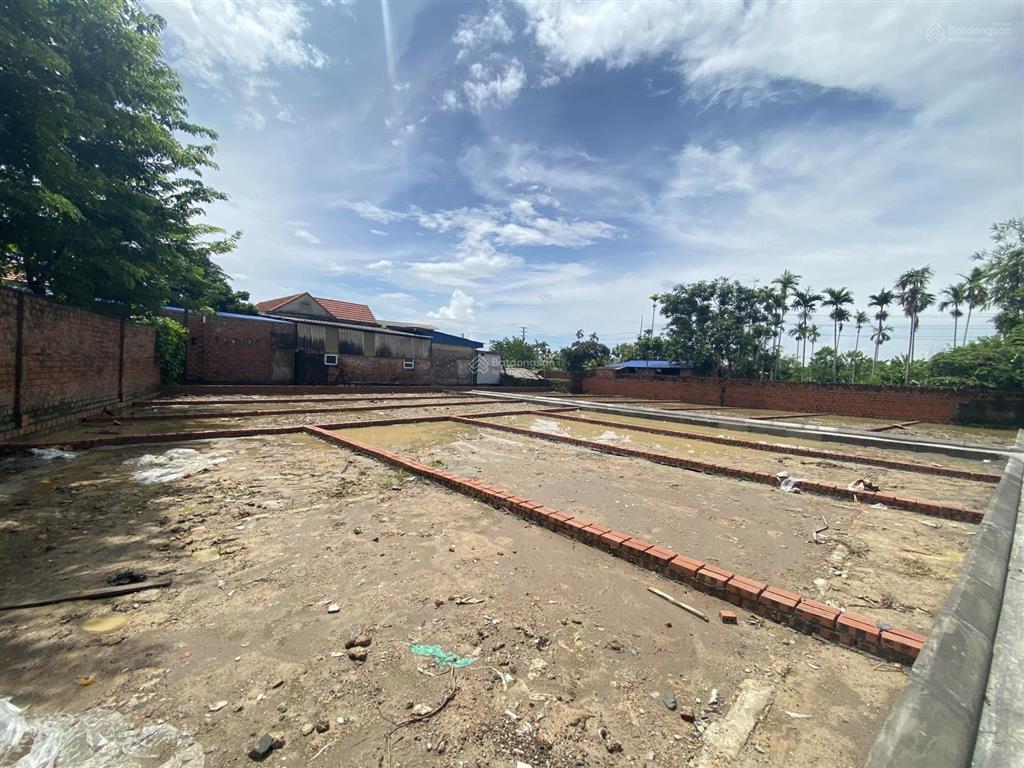 Bán lô mỹ đồng  phường lê ích mộc  545 triệu
gần uỷ ban, gần chợ. ô tô vào thoải mái.