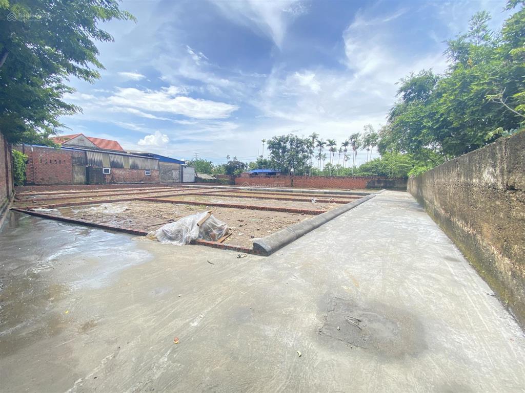 Bán lô mỹ đồng  phường lê ích mộc  545 triệu
gần uỷ ban, gần chợ. ô tô vào thoải mái.