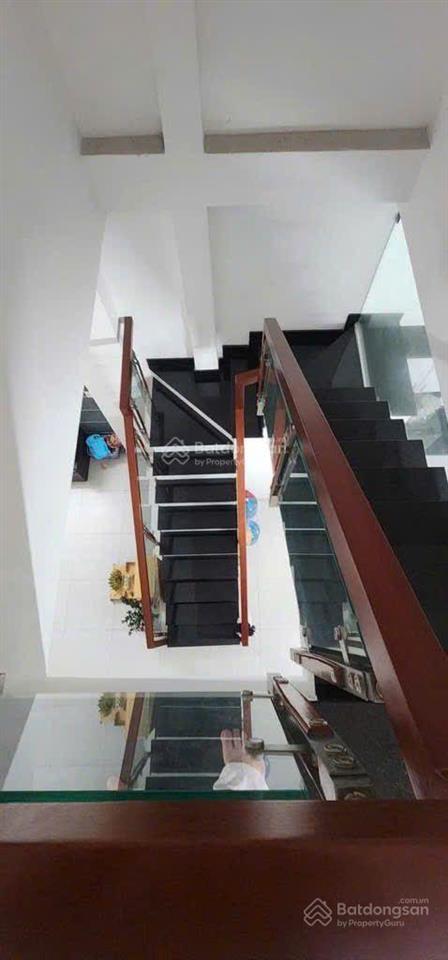 4 tầng  7 chdv,  thu nhập 35tr/th  hẻm thông ôtô. cmt8 ngay tuyển metro sổ 2.