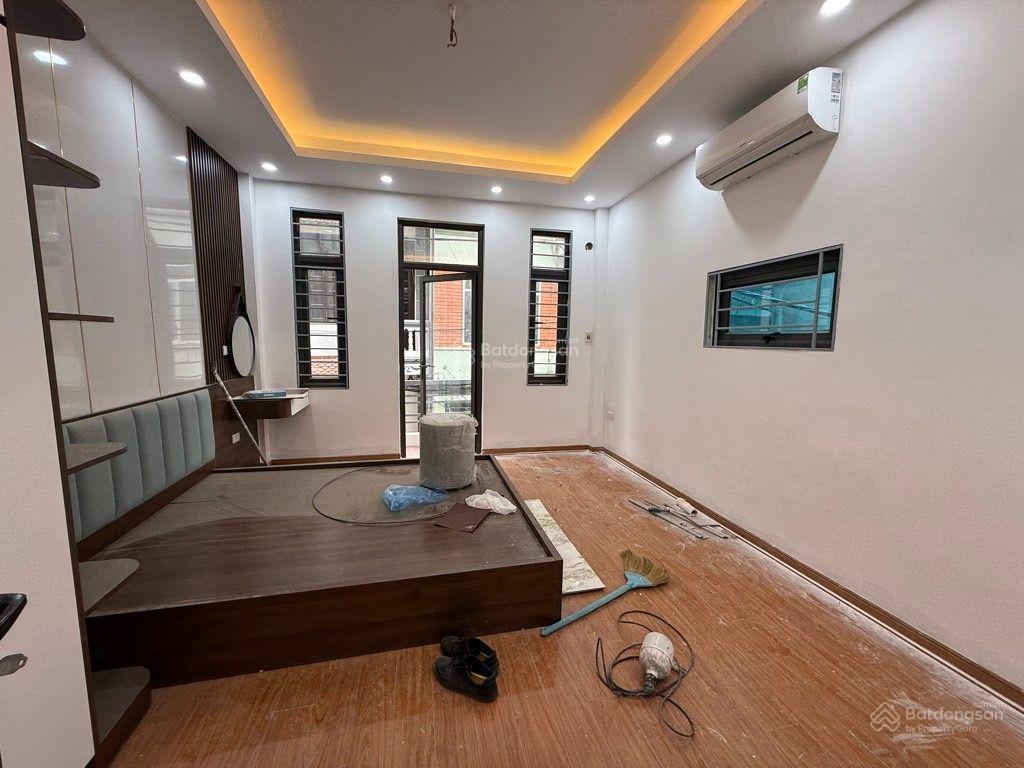 Nhà rẻ vĩnh hưng, mt 4.5m, 5 tầng ô tô đỗ cổng. gần phố