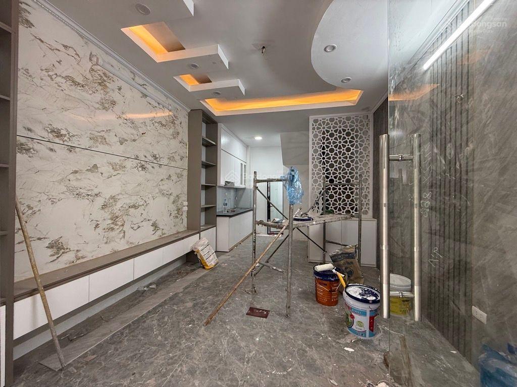 Nhà rẻ vĩnh hưng, mt 4.5m, 5 tầng ô tô đỗ cổng. gần phố