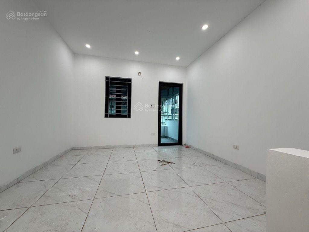 Nhà rẻ vĩnh hưng, mt 4.5m, 5 tầng ô tô đỗ cổng. gần phố