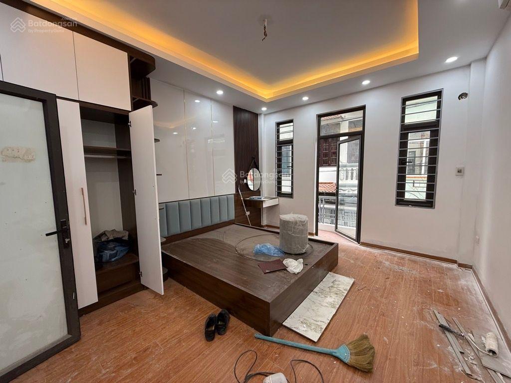 Nhà rẻ vĩnh hưng, mt 4.5m, 5 tầng ô tô đỗ cổng. gần phố