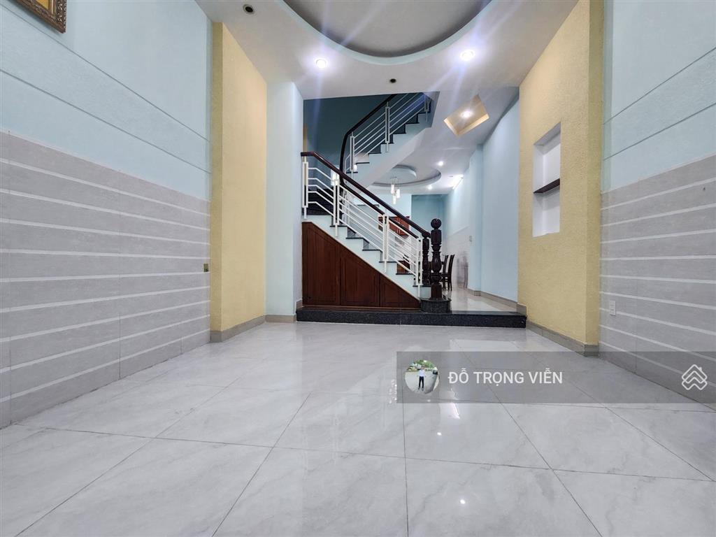 Chủ ngộp cần bán nhà 3 tầng mt đường số ngay trường hoa lư