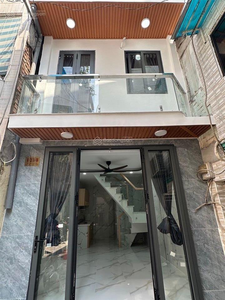 Nhà mới tinh mua vào ở ngay, gẩn hẻm xe hơi, trung tâm quận.