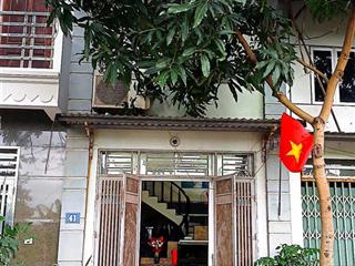 Nhà khu tái định cư việt hưng vị trí đẹp. ô tô đỗ cửa nhà ngày đêm, đường ô tô tránh nhau.