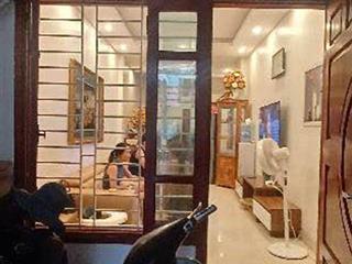 Hàng hiếm việt hưng nhà dân xây, vài bước ra mặt phố. đầu ngõ có bãi xe ô tô luôn.