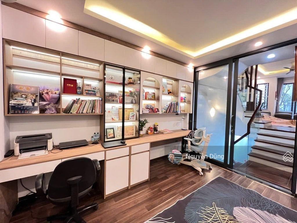 Nhà dân xây 5 tầng gara ô tô ra vào thoải mái. nội thất gỗ cao cấp hiếm có căn nào đẹp hơn