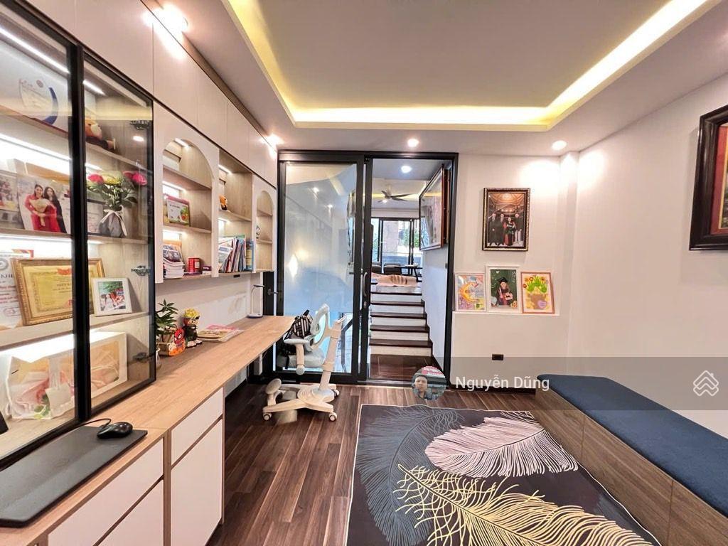 Nhà dân xây 5 tầng gara ô tô ra vào thoải mái. nội thất gỗ cao cấp hiếm có căn nào đẹp hơn