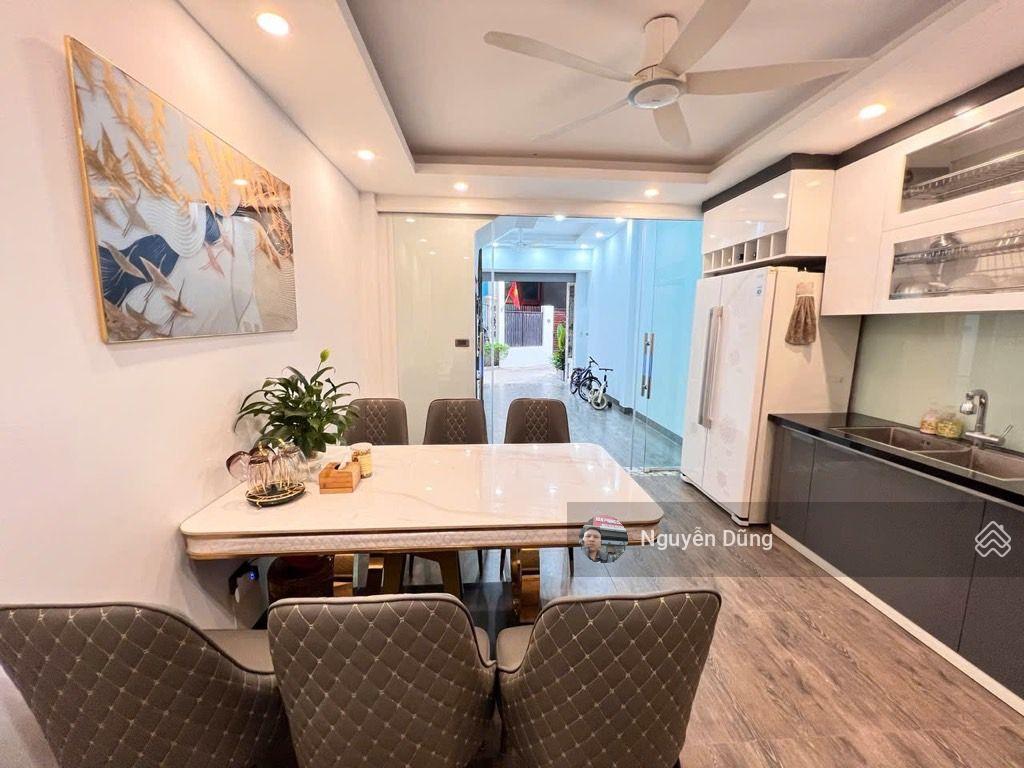 Nhà dân xây 5 tầng gara ô tô ra vào thoải mái. nội thất gỗ cao cấp hiếm có căn nào đẹp hơn