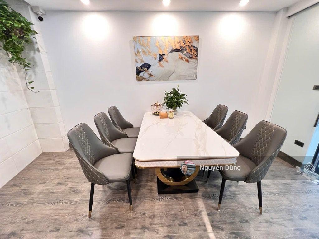 Nhà dân xây 5 tầng gara ô tô ra vào thoải mái. nội thất gỗ cao cấp hiếm có căn nào đẹp hơn