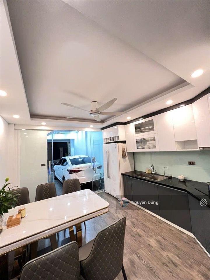 Nhà dân xây 5 tầng gara ô tô ra vào thoải mái. nội thất gỗ cao cấp hiếm có căn nào đẹp hơn