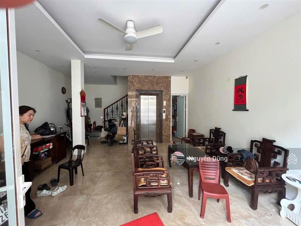 Vị trí hiếm ô tô tránh  nhà dân xây kiên cố  thang máy  gần mặt phố