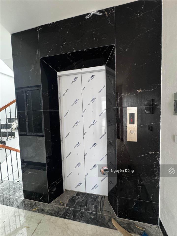 Vị trí đẹp siêu phẩm dulex 8 tầng thang máy xịn gara 2 ô tô ngủ trong nhà