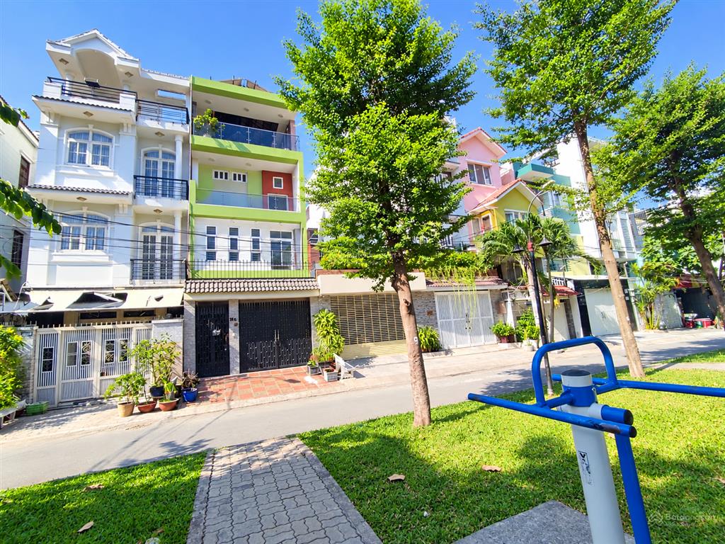 Bá.n n.hà,hơn 15tỷ,5x20,4tầng
hxh,gần n.t.thập,q7