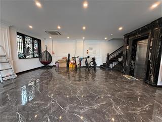 Xinh duyên, mặt phố trúc bạch 100 m2 mặt tiền 10 m, giá thuê 55 triệu/tháng, view hồ.  0986 226 ***