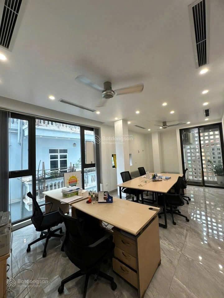 13 triệu, 100m², cho thuê vp lạc long quân, ô tô tránh, có bàn ghế, phòng họp, phòng tiếp khách