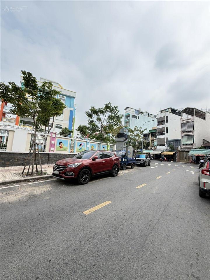 Nhà hẻm ô tô đậu cửa. kế lê thị riêng. 4 tầng. 5 tỷ 5.