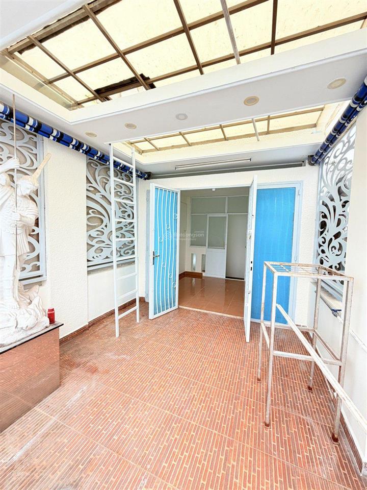 Nhà hẻm ô tô đậu cửa. kế lê thị riêng. 4 tầng. 5 tỷ 5.