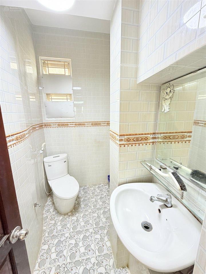 Nhà hẻm ô tô đậu cửa. kế lê thị riêng. 4 tầng. 5 tỷ 5.